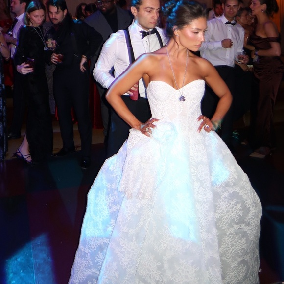 Monique Lhuillier Vittoria Gown - Picture 8 of 14